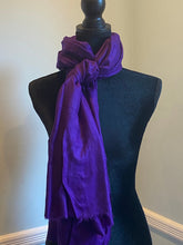 Load image into Gallery viewer, oversized Cashmere Wrap, Classic Cashmere wrap, Classic pashmina wrap, Pashmina wrap, Purple Pashmina shawl, Purple shawl, Pure Pashmina
